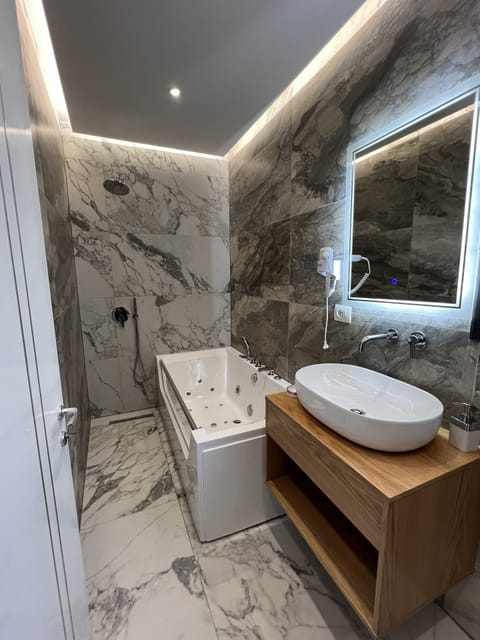 Superior Room, 1 King Bed, Hot Tub | 1 bedroom, minibar, soundproofing, free WiFi
