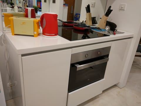 Full-size fridge, oven, coffee/tea maker, electric kettle