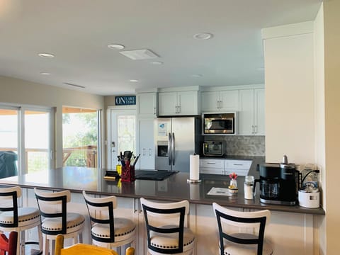 Fully equipped kitchen and largebar from dining area.