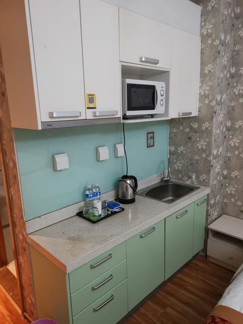 Comfort Quadruple Room, 2 Queen Beds | Private kitchen | Fridge, microwave, stovetop, electric kettle