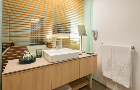 Estandar King MK | Bathroom | Free toiletries, hair dryer, towels, soap