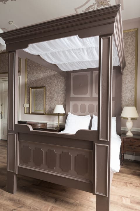 Comfort room with four-poster bed | In-room safe, individually furnished, desk, iron/ironing board