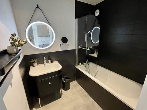 Confort appartment | Bathroom | Combined shower/tub, eco-friendly toiletries, hair dryer, towels