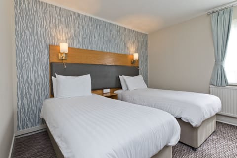 Twin Room, Ensuite | Desk, WiFi, bed sheets