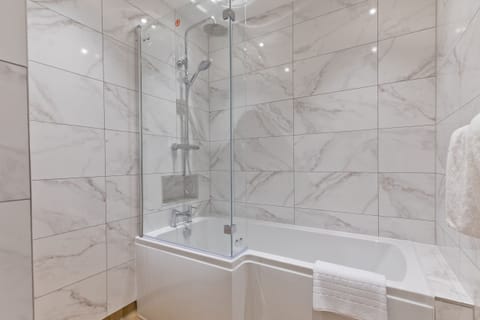 Executive Double Room | Bathroom | Free toiletries, hair dryer, towels, soap