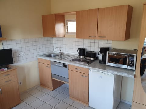 Comfort Bungalow, 1 Bedroom, Non Smoking, Garden View (Bungalow 5) | Private kitchen | Full-size fridge, microwave, oven, stovetop