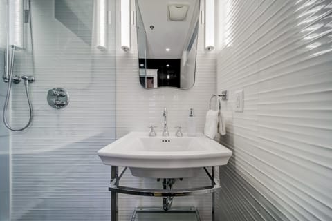 Noire Suite | Bathroom amenities | Shower, towels