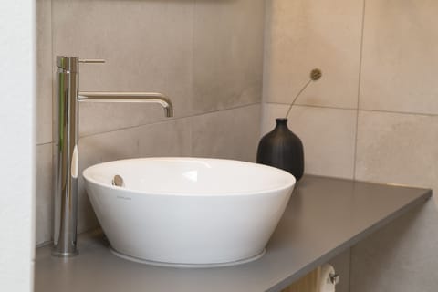 Shower, rainfall showerhead, free toiletries, hair dryer