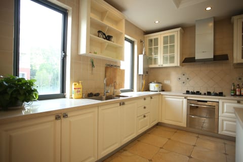 Villa, Multiple Bedrooms | Shared kitchen | Fridge, microwave, stovetop, cookware/dishes/utensils