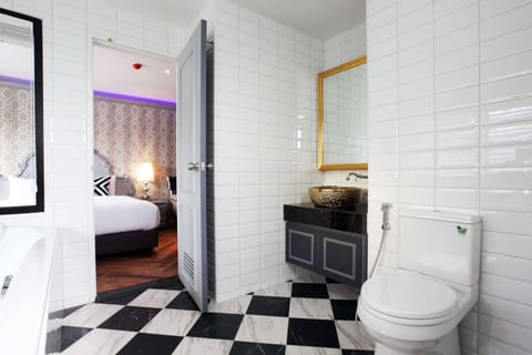 Premier Double Room, Jetted Tub (Street View) | Bathroom | Shower, free toiletries, hair dryer, slippers