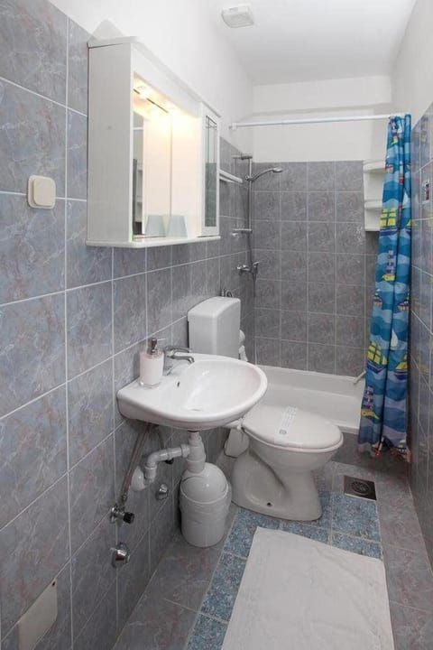 Double Room, 1 Double Bed, Non Smoking | Bathroom | Shower, towels