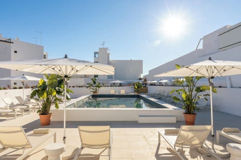 Outdoor pool, pool umbrellas, sun loungers