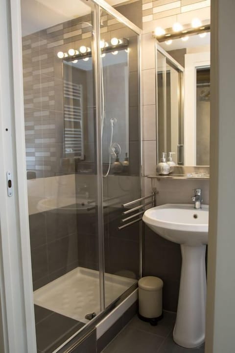 Deluxe Triple Room, Jetted Tub (Picasso) | Bathroom | Free toiletries, hair dryer, bidet, towels