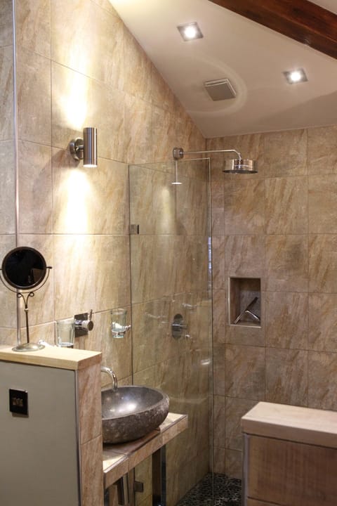 Deluxe Cabin | Bathroom shower