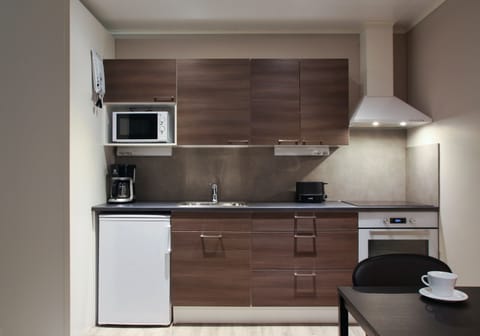 Family Studio Suite | Private kitchen | Mini-fridge