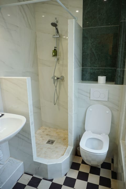 Combined shower/tub, free toiletries, hair dryer, towels
