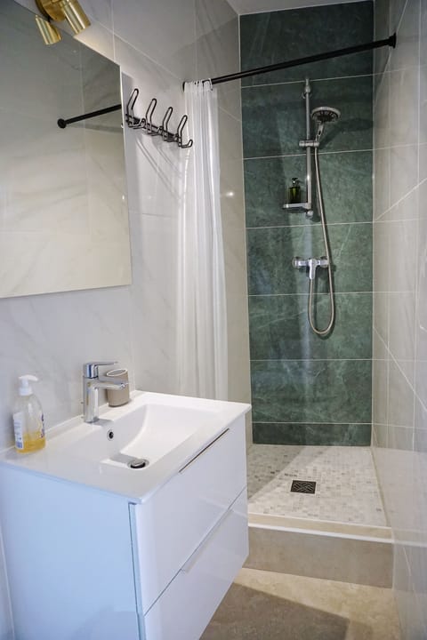 Deluxe Double Room | Bathroom | Combined shower/tub, free toiletries, hair dryer, towels