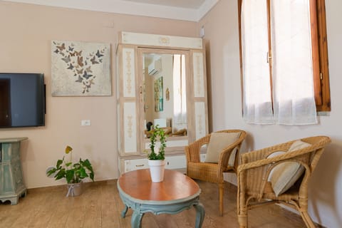 Studio, 1 Queen Bed, Non Smoking | Private kitchen | Coffee/tea maker, electric kettle