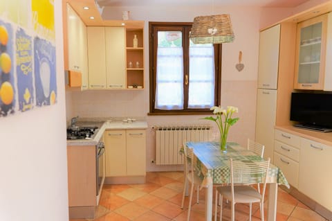 Apartment, 2 Bedrooms, Non Smoking | Private kitchen | Coffee/tea maker, electric kettle