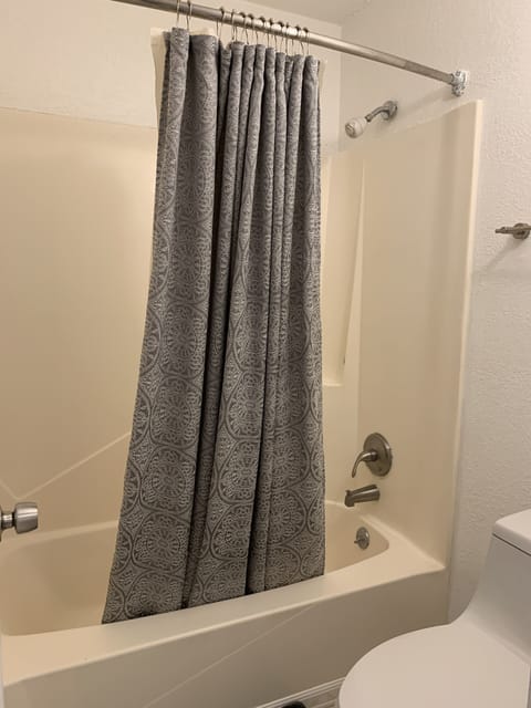 Premium Single Room | Bathroom | Combined shower/tub, towels