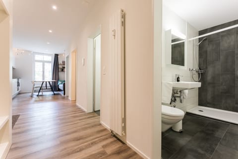 3BR Ground Floor | Bathroom | Shower, free toiletries, hair dryer, towels