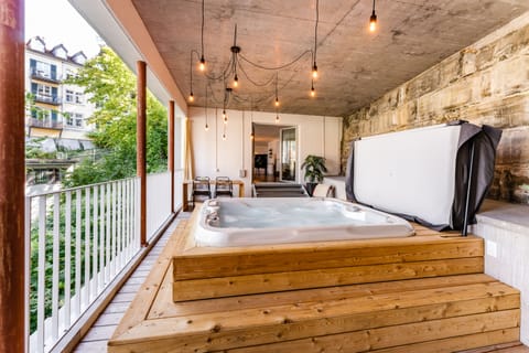 Loft | Private spa tub