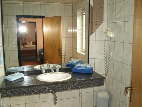 Bathtub, free toiletries, hair dryer, towels