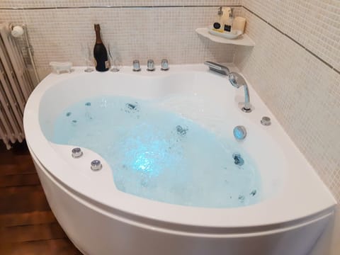 Deluxe Room (Louisiane) | Individually decorated, individually furnished, desk, blackout drapes