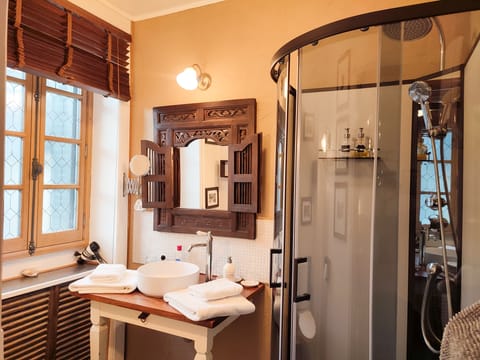 Room (Orientale) | Bathroom | Hair dryer, bathrobes, towels