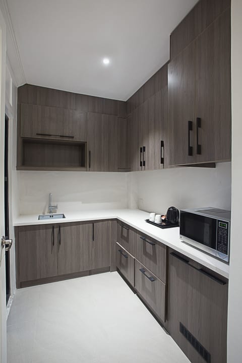 Executive Suite, 1 King Bed, Kitchenette, City View | Private kitchenette | Coffee/tea maker, electric kettle, dining tables