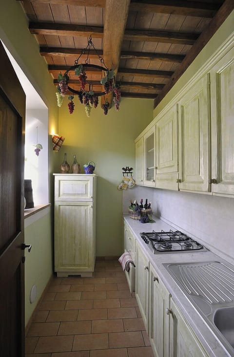 Full-size fridge, oven, stovetop, coffee/tea maker