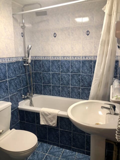 Family Room | Bathroom | Deep soaking tub, free toiletries, hair dryer, towels