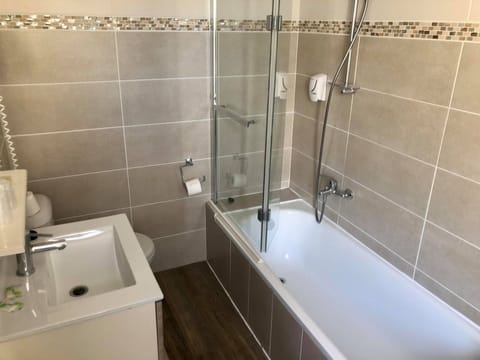 Twin Room | Bathroom | Deep soaking tub, free toiletries, hair dryer, towels