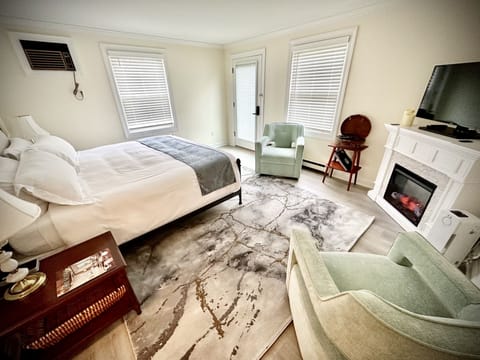 Room, 1 King Bed, Patio, Ground Floor (7) | Egyptian cotton sheets, premium bedding, down comforters