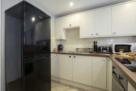 Standard Apartment, 2 Bedrooms | Private kitchen | Fridge, microwave, oven, stovetop