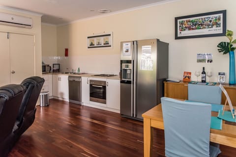 Standard Apartment, 1 Bedroom, Non Smoking, Kitchen (Apartment) | Private kitchen | Full-size fridge, microwave, oven, stovetop