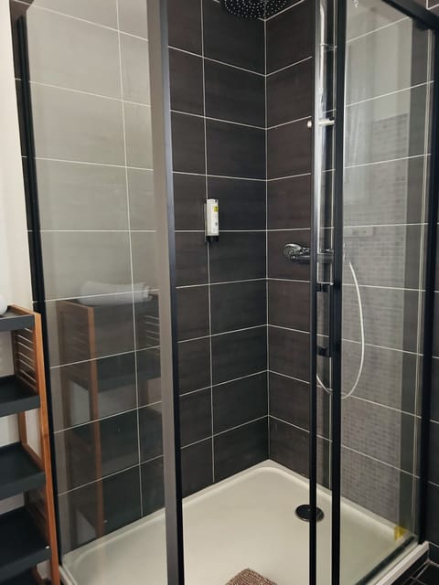 Double Room | Bathroom | Free toiletries, hair dryer, towels