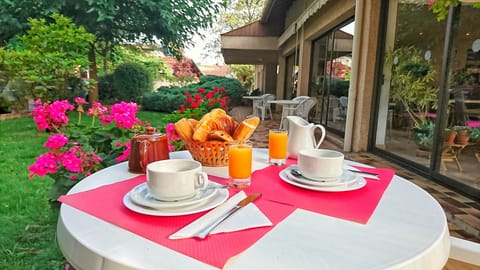 Daily continental breakfast (EUR 10 per person)