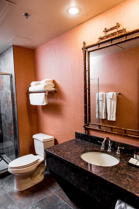Executive Suite, 1 Bedroom, Annex Building | Bathroom | Shower, free toiletries, hair dryer, towels