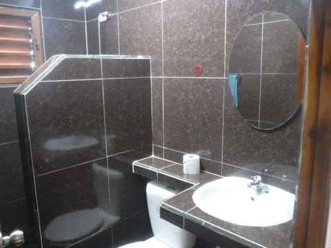 Standard Double Room, 2 Double Beds, Ensuite, Garden View | Bathroom | Shower, free toiletries, hair dryer, towels
