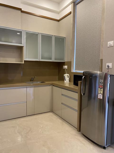 Executive Studio Suite | Private kitchen | Stovetop, coffee/tea maker, electric kettle