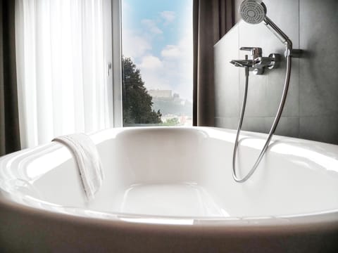 Business Suite | Deep soaking bathtub