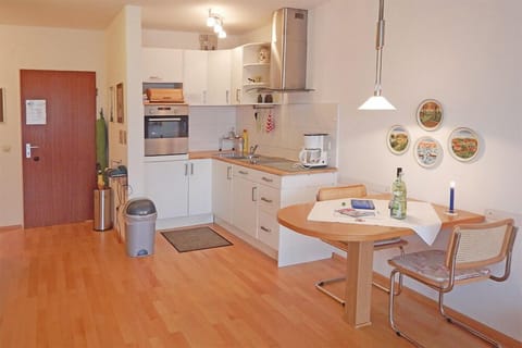 Comfort Apartment, 1 Bedroom | Private kitchen | Fridge, microwave, oven, stovetop