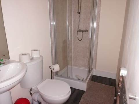 Comfort Room, Multiple Beds, Non Smoking | Bathroom | Shower, towels