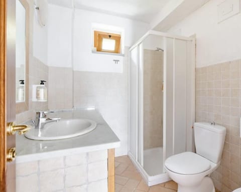 Classic Double Room, 1 King Bed | Bathroom | Shower, hair dryer, bidet, towels