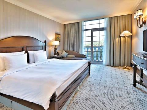 Premium bedding, down comforters, minibar, in-room safe