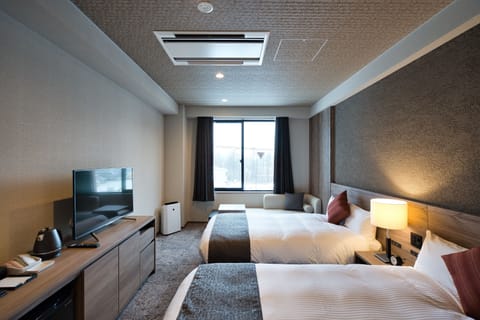 Standard Twin Room | Down comforters, in-room safe, desk, free WiFi