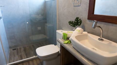 Triple Room | Bathroom | Shower, free toiletries, hair dryer, towels