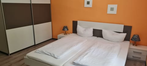 Triple Room | In-room safe, desk, iron/ironing board, free WiFi