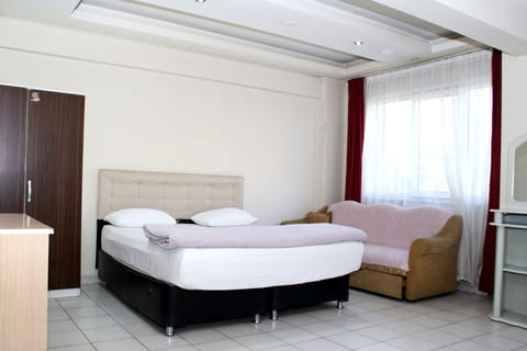 Economy Double Room | Desk, soundproofing, iron/ironing board, free WiFi